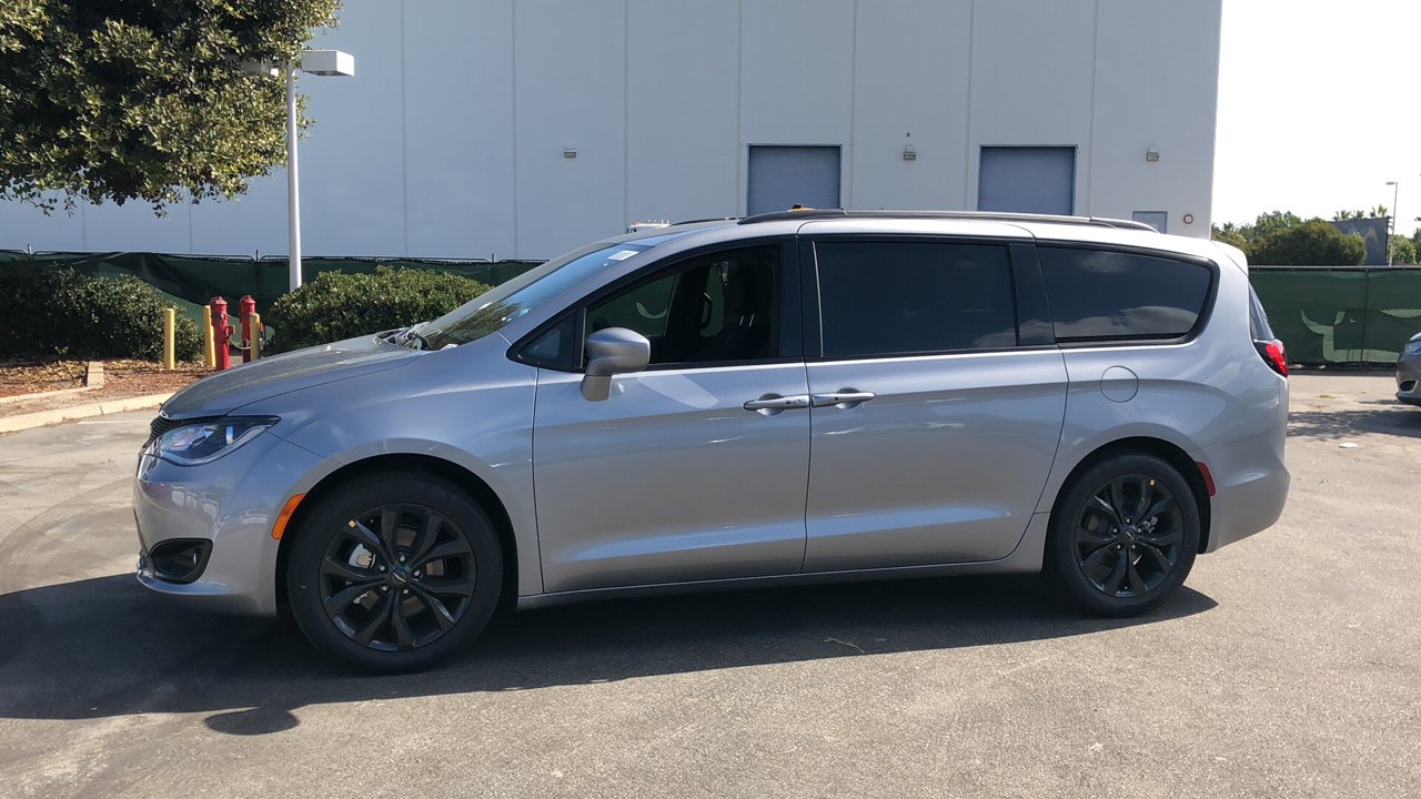 Chrysler pacifica touring l